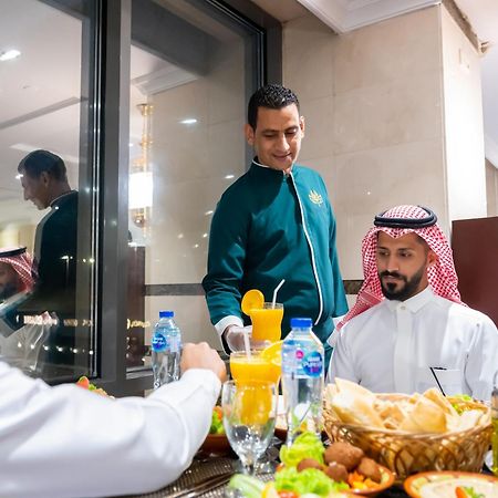 Shaza Regency Plaza Al Madinah Hotel Medina Ngoại thất bức ảnh A waiter serving guests at a restaurant in Riyadh, Saudi Arabia