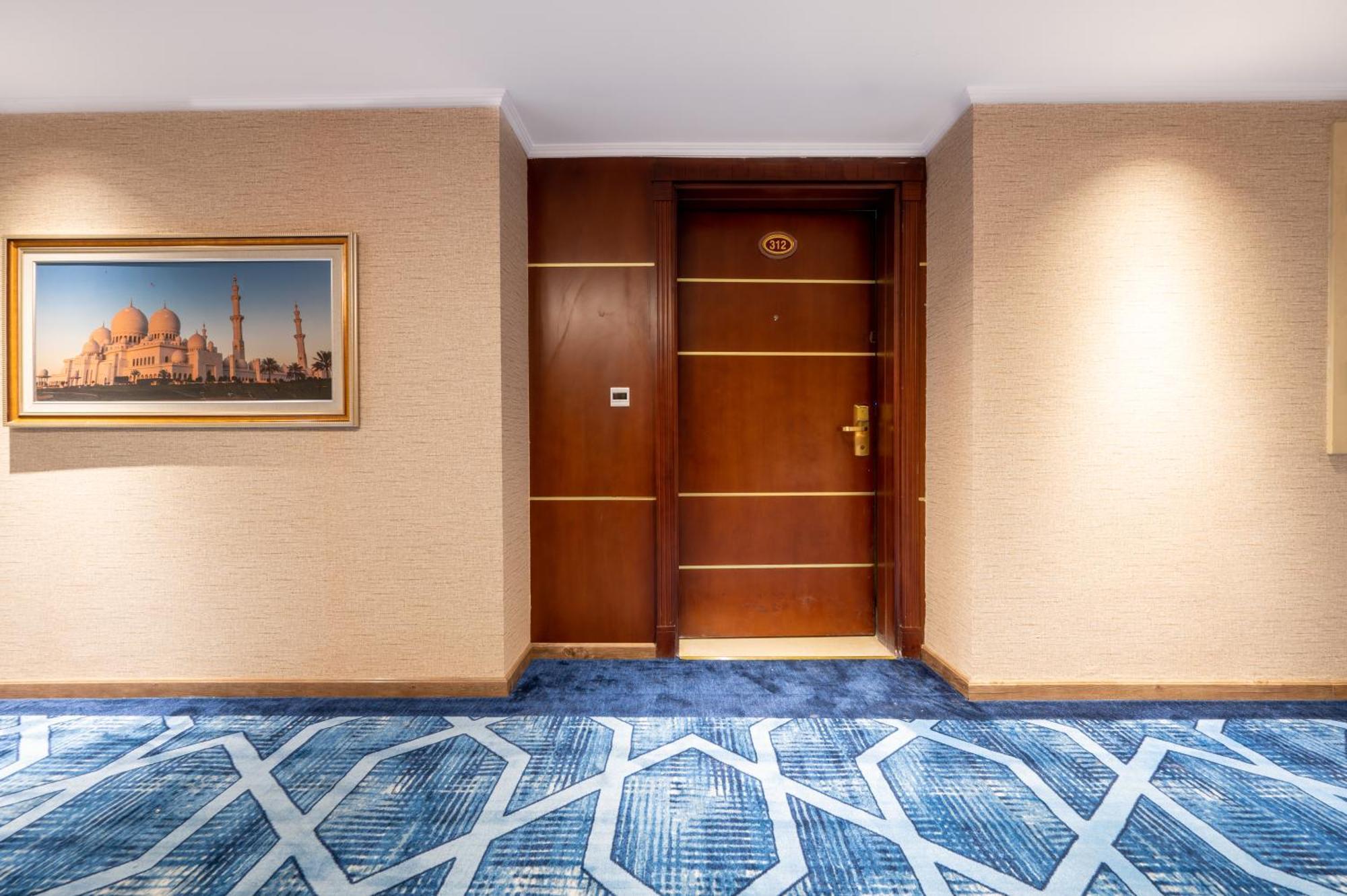 Shaza Regency Plaza Al Madinah Hotel Medina Ngoại thất bức ảnh A door in a hotel