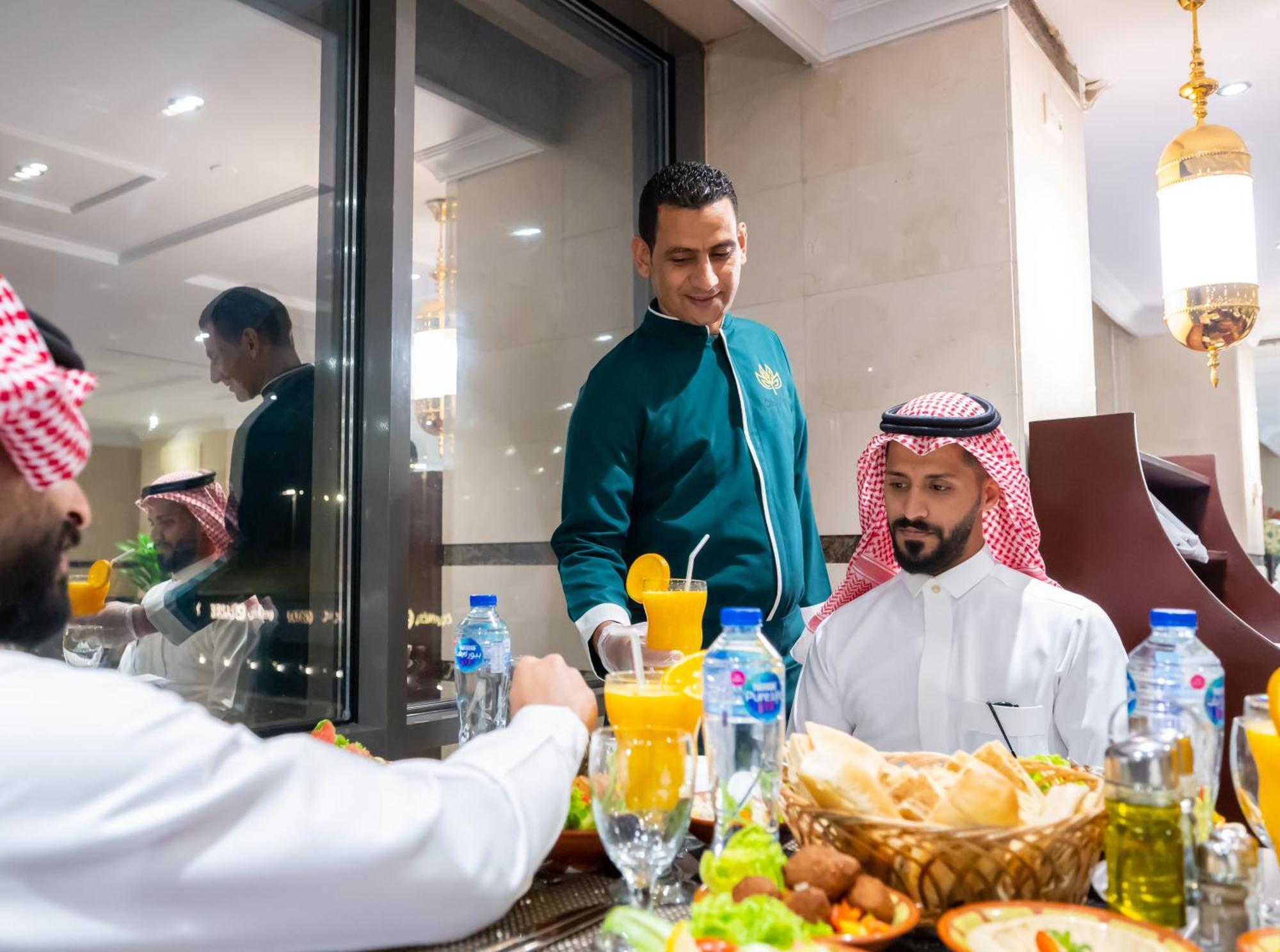Shaza Regency Plaza Al Madinah Hotel Medina Ngoại thất bức ảnh A waiter serving guests at a restaurant in Riyadh, Saudi Arabia