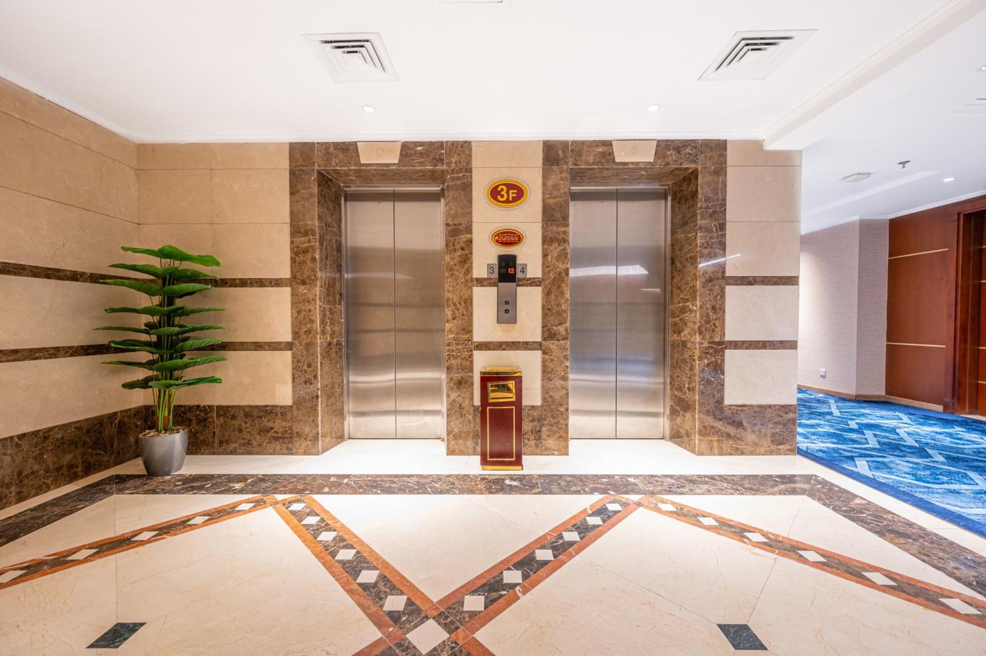 Shaza Regency Plaza Al Madinah Hotel Medina Ngoại thất bức ảnh Elevators at the hotel