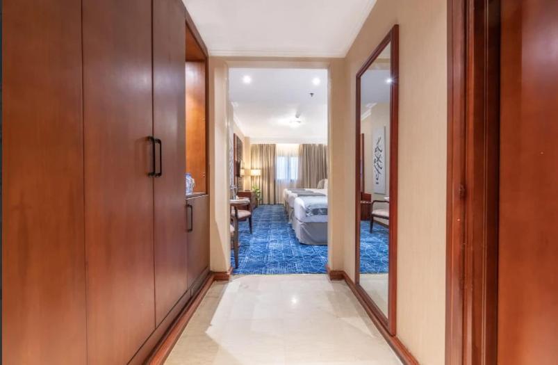 Shaza Regency Plaza Al Madinah Hotel Medina Ngoại thất bức ảnh A guest room at the hotel