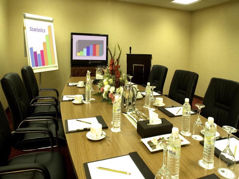 Shaza Regency Plaza Al Madinah Hotel Medina Ngoại thất bức ảnh A boardroom meeting